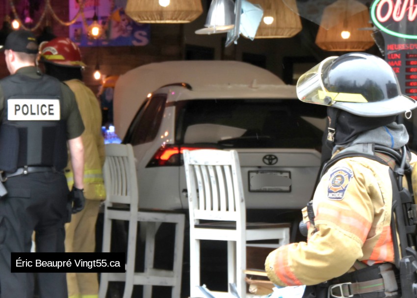 Accident spectaculaire - Une voiture termine sa course dans un commerce 